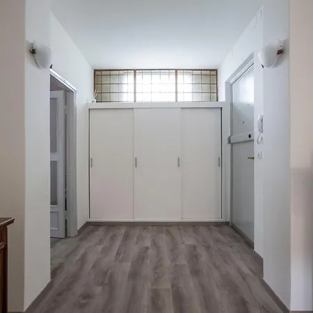 Spacious - Center, & Station 10 Min